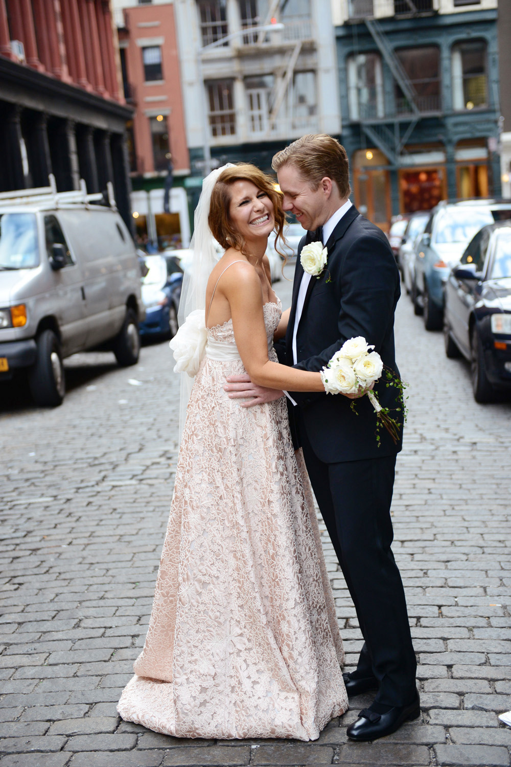 Josie und Brent heiraten in New York auf der Dachterasse im NoMo SoHo Hotel. Fotografiert von Hochzeitsfotograf New York XOANDREA