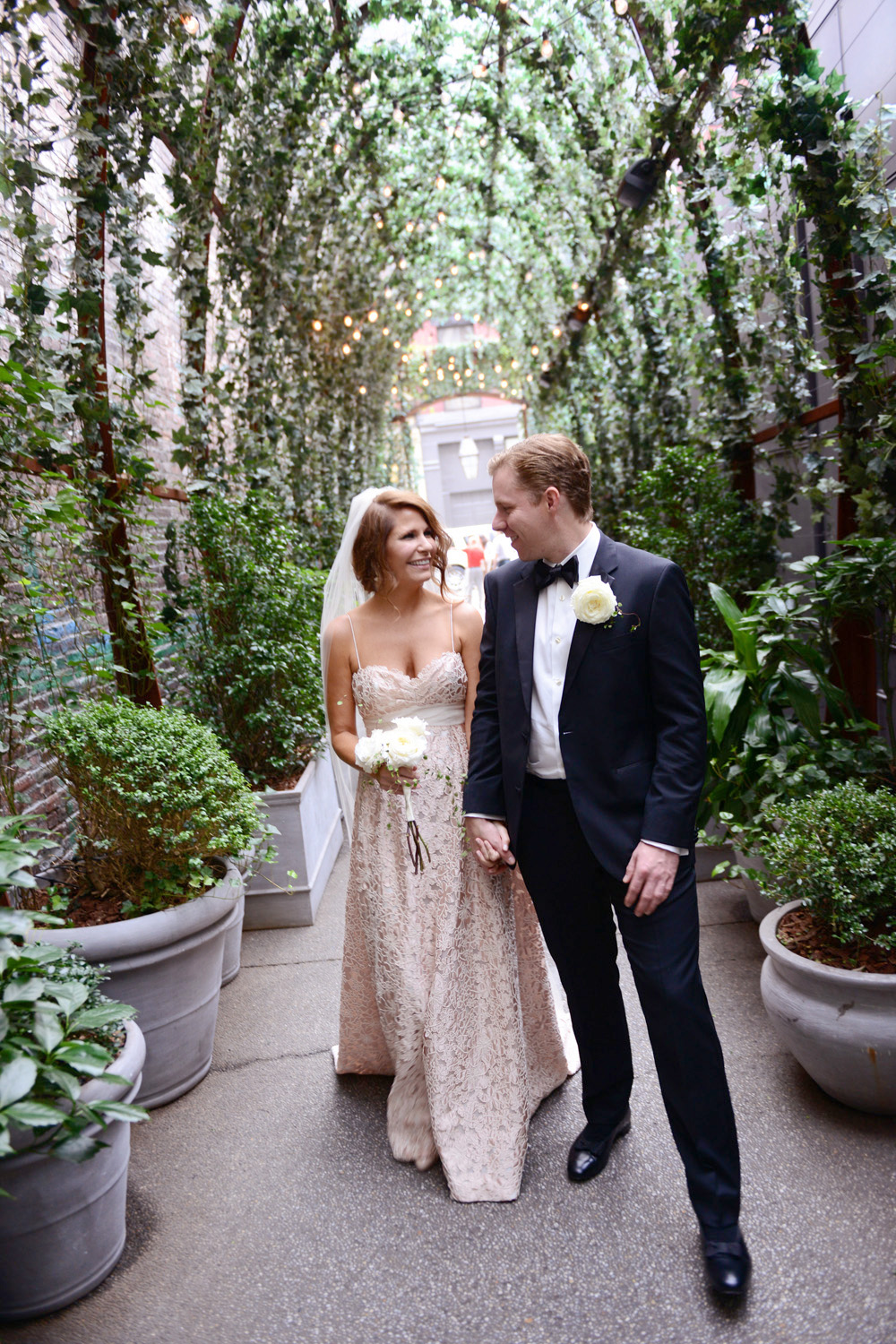 Josie und Brent heiraten in New York auf der Dachterasse im NoMo SoHo Hotel. Fotografiert von Hochzeitsfotograf New York XOANDREA