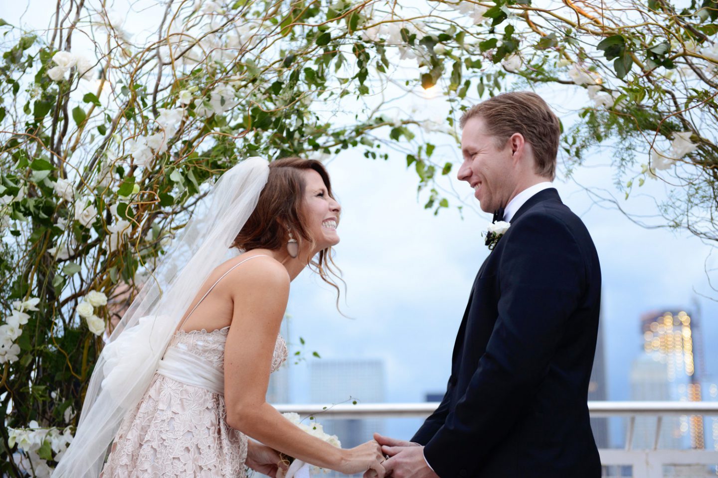 Josie und Brent heiraten in New York auf der Dachterasse im NoMo SoHo Hotel. Fotografiert von Hochzeitsfotograf New York XOANDREA