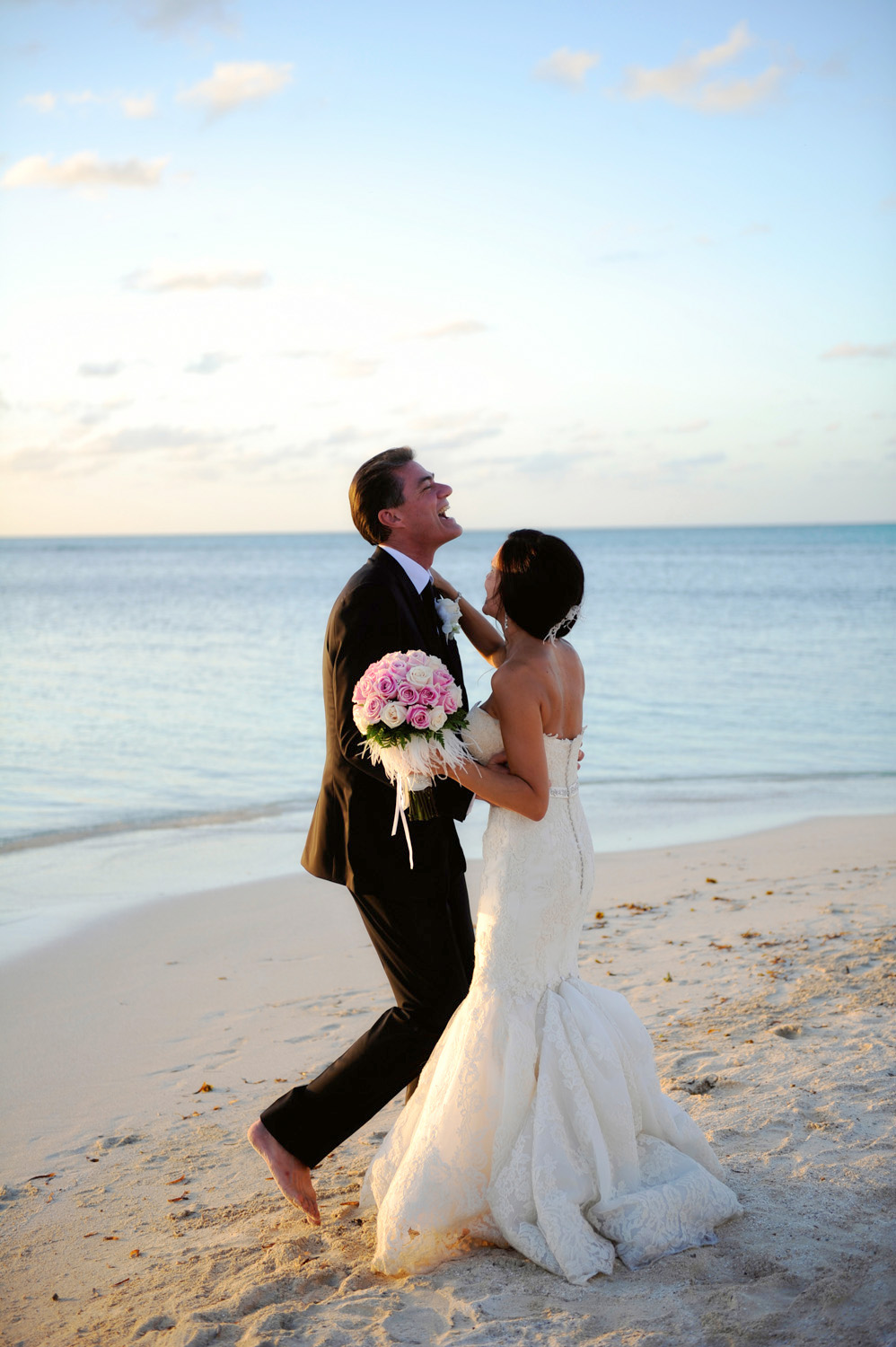 Kathi & Joe's Hochzeit am Strand im Jumby Bay Resort bei Antigua Karibik von Strandhochzeit Hochzeitsfotograf XOANDREA