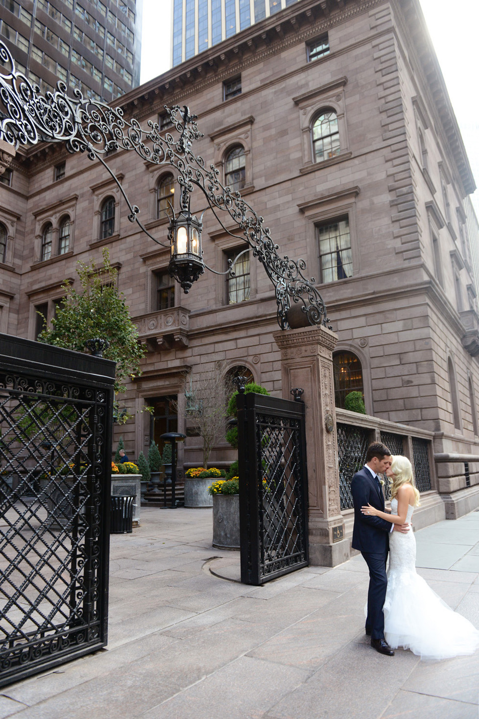 Wedding photos of Alice and Travis and their Rockefeller Center Wedding at 620 Loft and Garden New York and Lotte Palace Hotel, photographed by wedding photographer New York XOANDREA