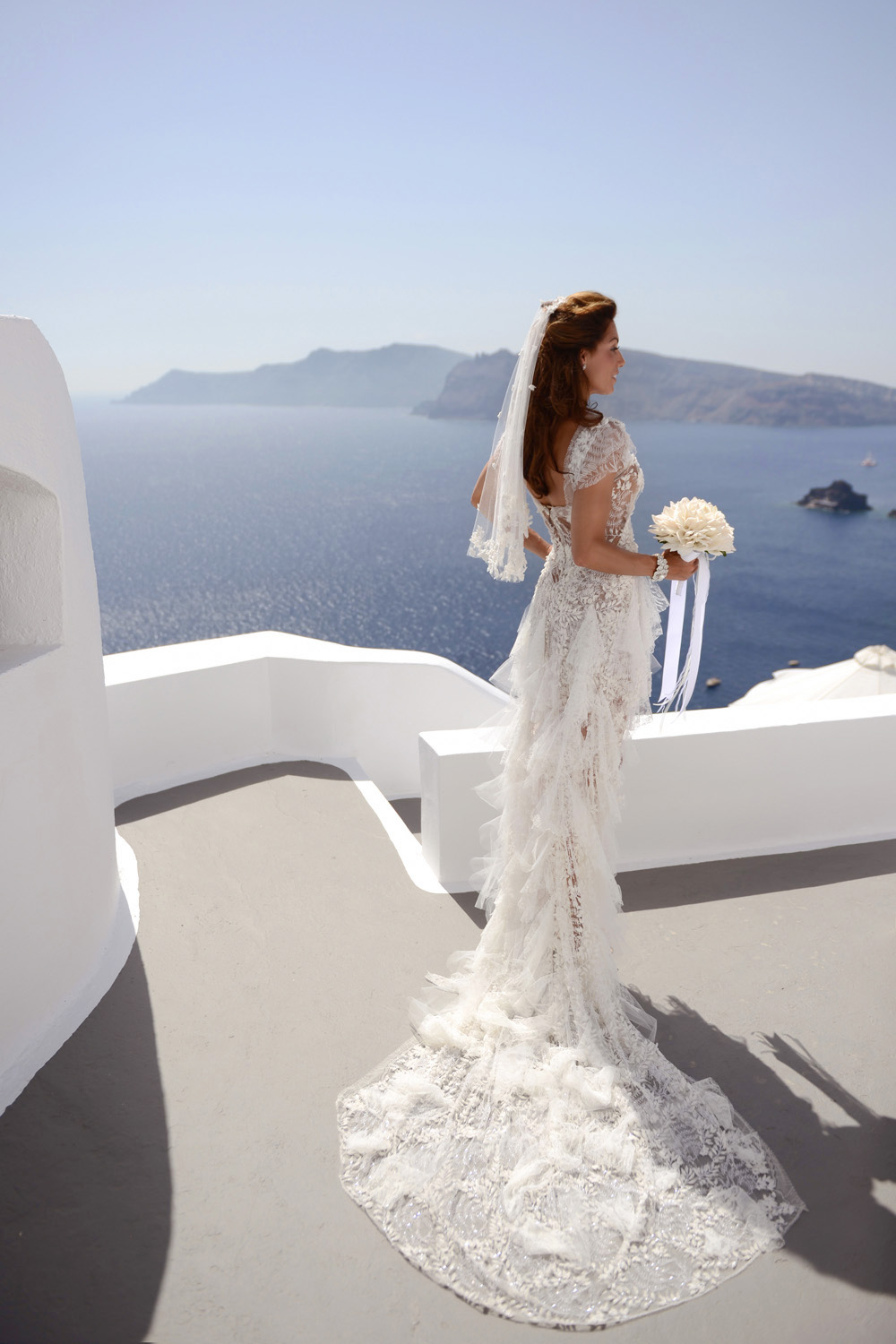 A celebrity wedding in Santorini at Katikies Hotel by wedding photographer Santorini XOANDREA